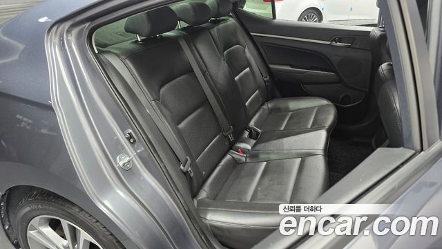 Hyundai AVANTE 2018 — photo 12