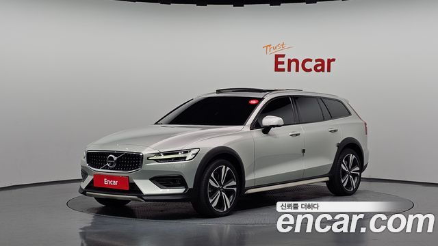 Volvo V60 2020 — photo 1