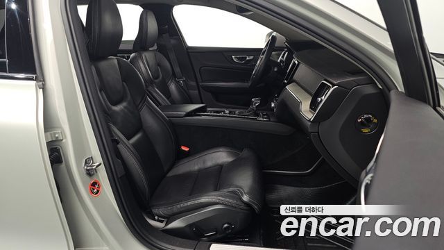 Volvo V60 2020 — photo 16