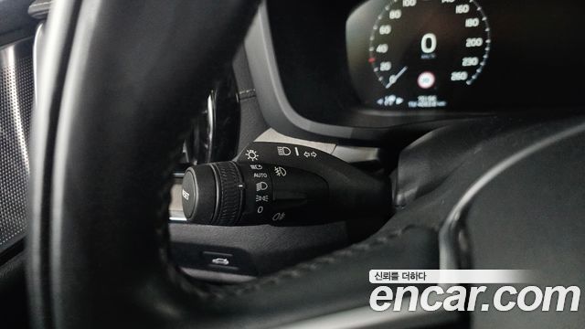 Volvo V60 2020 — photo 31