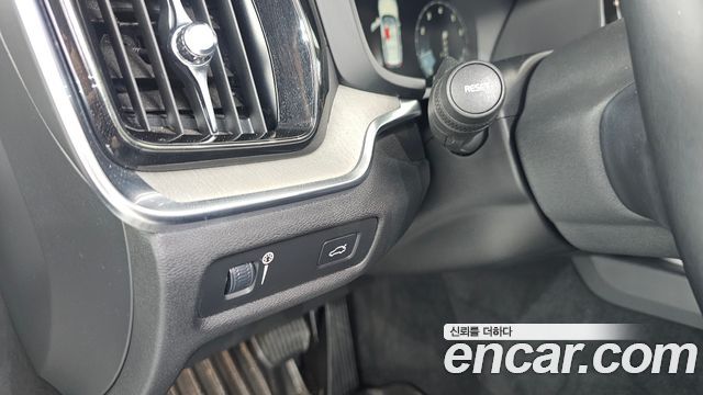 Volvo V60 2020 — photo 35