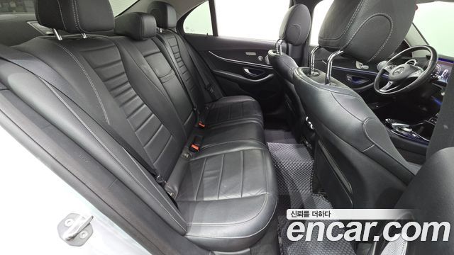 Mercedes-Benz E-Class 2018 — photo 12