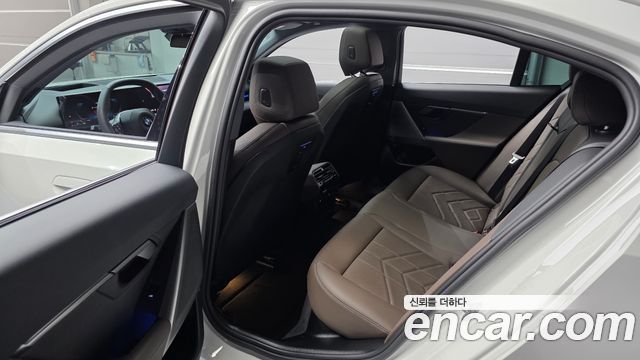 BMW 5-Series 2024 — photo 11