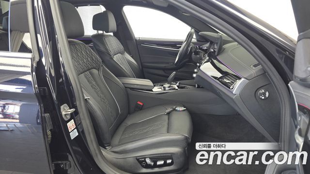 BMW 5-Series 2023 — photo 11