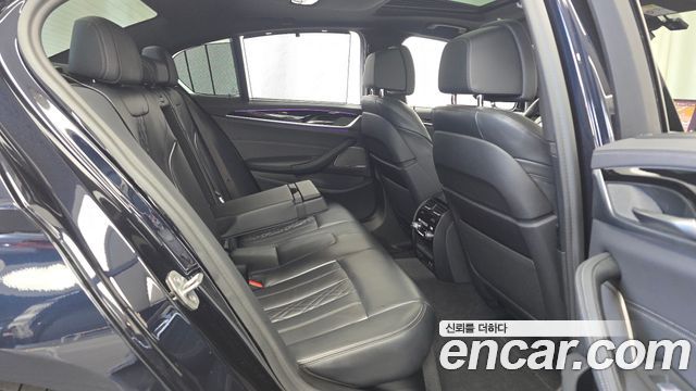 BMW 5-Series 2023 — photo 12