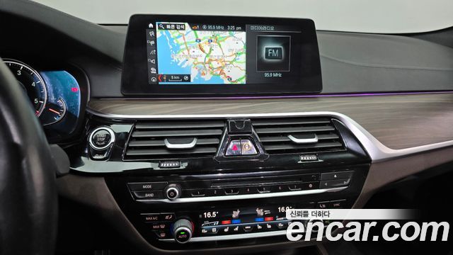 BMW 5-Series 2017 — photo 15