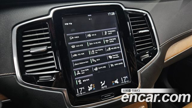 Volvo XC90 2019 — photo 32