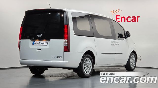 Hyundai Staria 2025 — photo 2