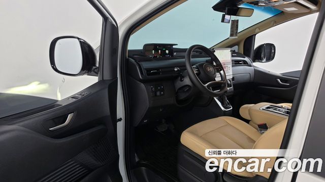 Hyundai Staria 2025 — photo 13