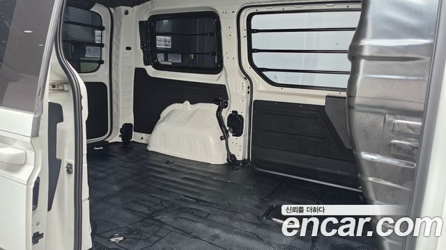 Hyundai Staria 2025 — photo 17