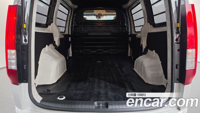 Hyundai Staria 2025 — photo 26