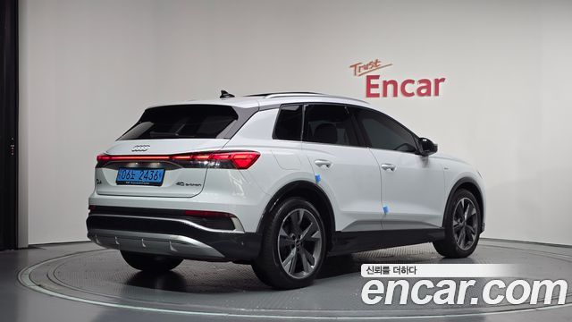 Audi Q4 e-tron 2022 — photo 2