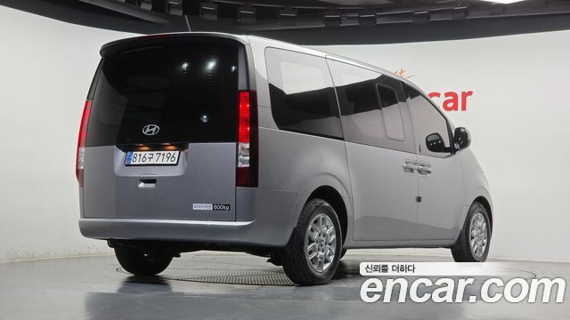 Hyundai Staria 2025 — photo 2