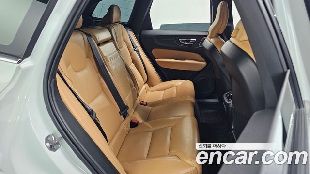 Volvo XC60 2019 — photo 11