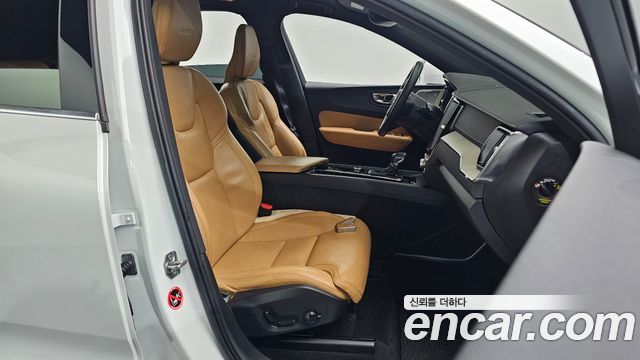 Volvo XC60 2019 — photo 17