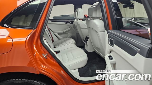 Porsche Macan 2023 — photo 17