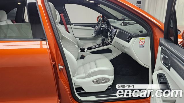 Porsche Macan 2023 — photo 16