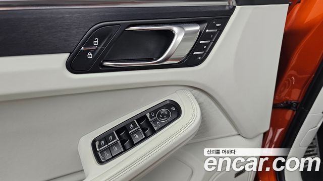Porsche Macan 2023 — photo 29