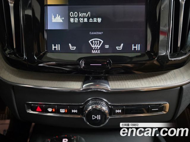 Volvo XC60 2020 — photo 11