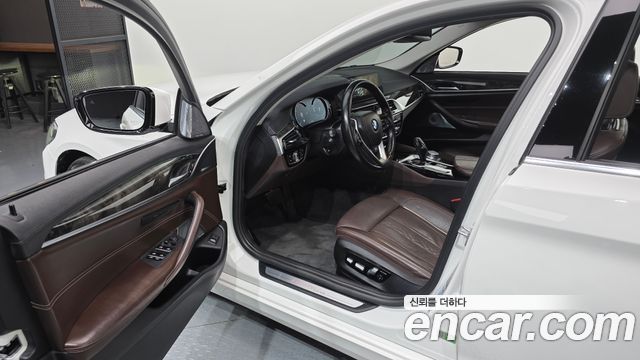 BMW 5-Series 2018 — photo 10