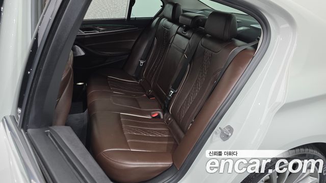 BMW 5-Series 2018 — photo 11