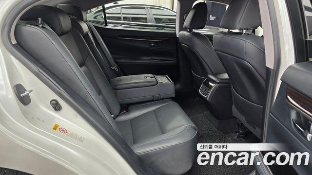 Lexus ES 2017 — photo 12