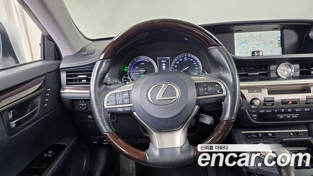 Lexus ES 2017 — photo 13