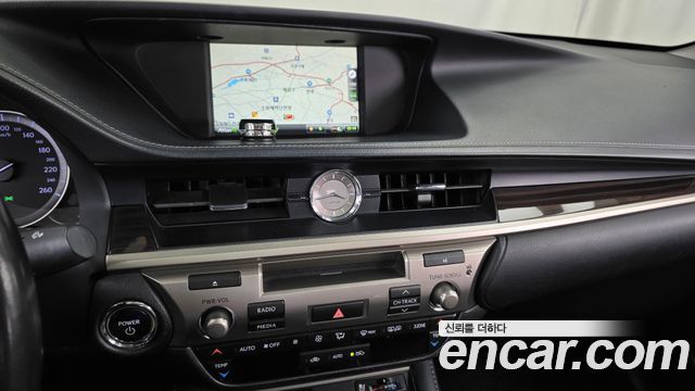 Lexus ES 2017 — photo 14