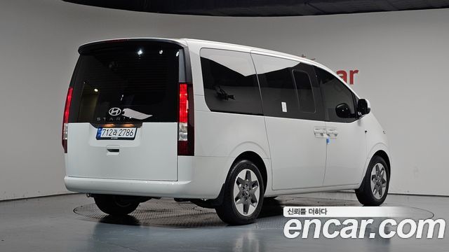 Hyundai Staria 2025 — photo 2