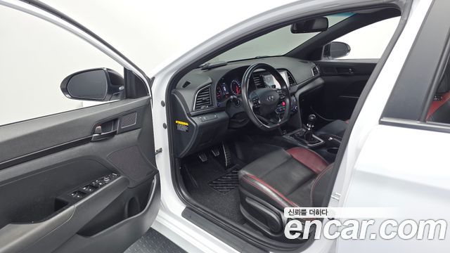 Hyundai AVANTE 2017 — photo 13