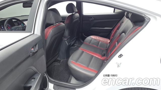 Hyundai AVANTE 2017 — photo 18