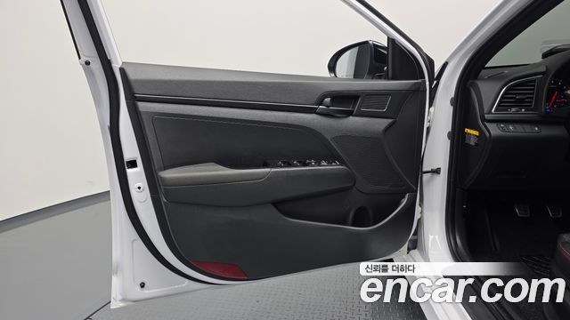 Hyundai AVANTE 2017 — photo 14