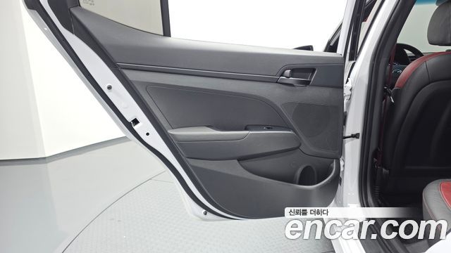 Hyundai AVANTE 2017 — photo 15