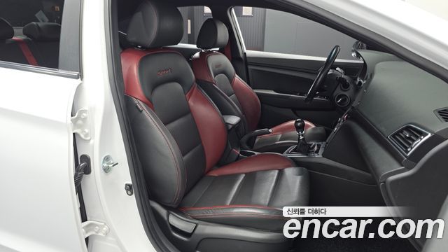 Hyundai AVANTE 2017 — photo 16