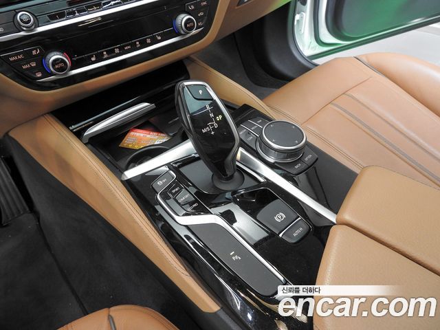BMW 5-Series 2018 — photo 9
