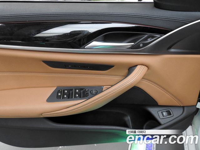 BMW 5-Series 2018 — photo 15