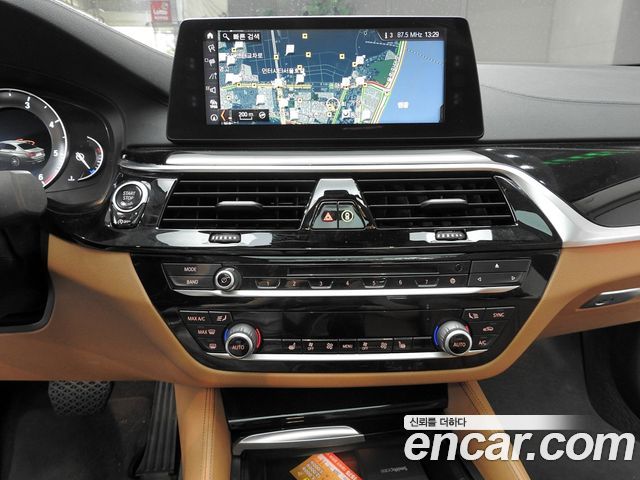 BMW 5-Series 2018 — photo 17
