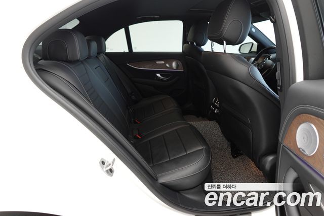 Mercedes-Benz E-Class 2021 — photo 18