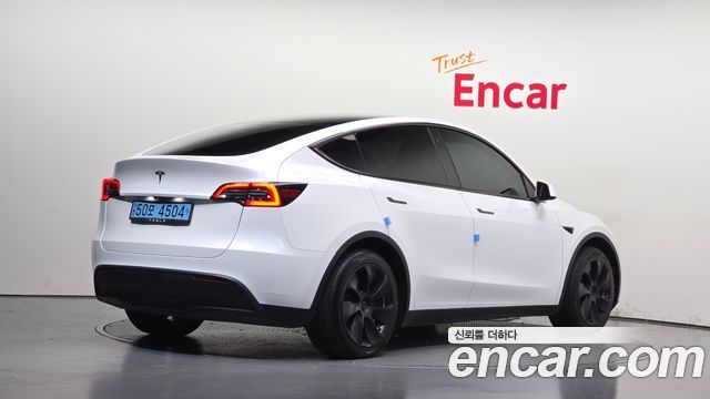 Tesla Model Y 2023 — photo 2