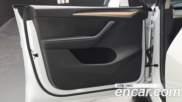 Tesla Model Y 2023 — photo 14