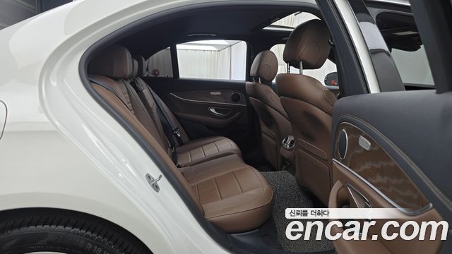 Mercedes-Benz E-Class 2021 — photo 17