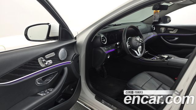 Mercedes-Benz E-Class 2019 — photo 13