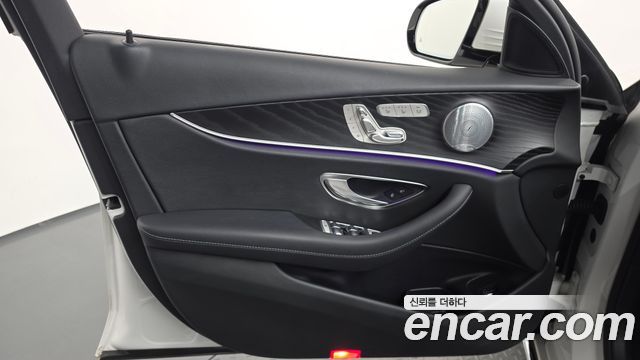 Mercedes-Benz E-Class 2019 — photo 14