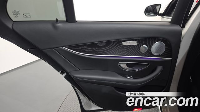 Mercedes-Benz E-Class 2019 — photo 15