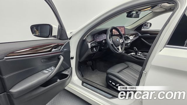 BMW 5-Series 2023 — photo 13