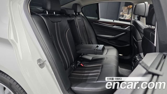 BMW 5-Series 2023 — photo 18