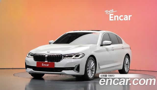 BMW 5-Series 2023 — photo 1