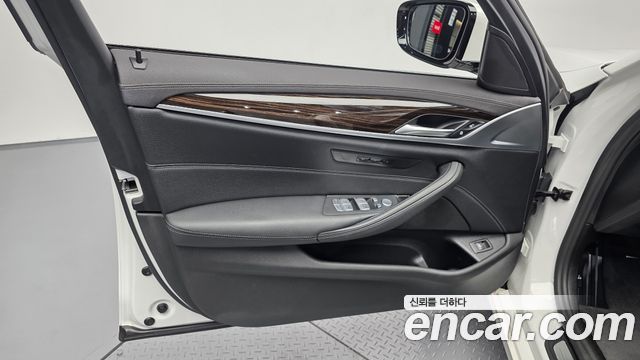 BMW 5-Series 2023 — photo 14