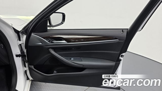 BMW 5-Series 2023 — photo 15