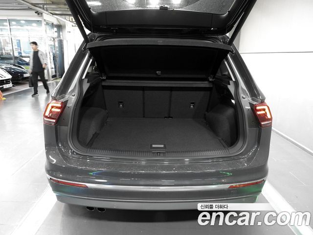 Volkswagen Tiguan 2018 — photo 18